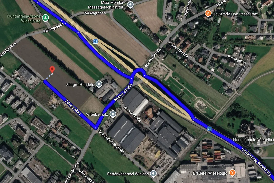 Luftbild mit der eingezeichneten Route von der B25 über die Wiener Straße zum Padelhouse